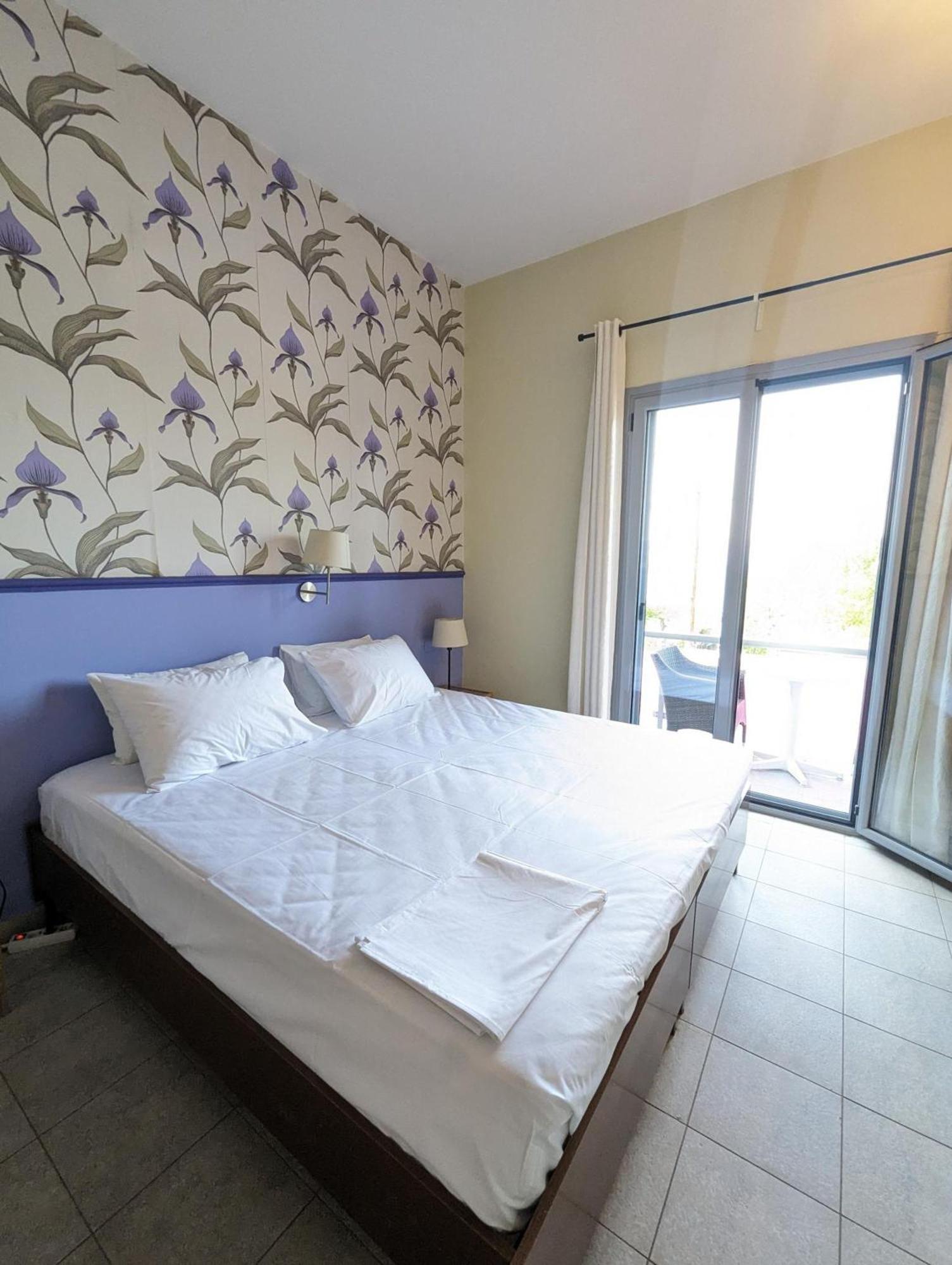 Okeania Seafront Rooms In Kamena Vourla Exterior photo