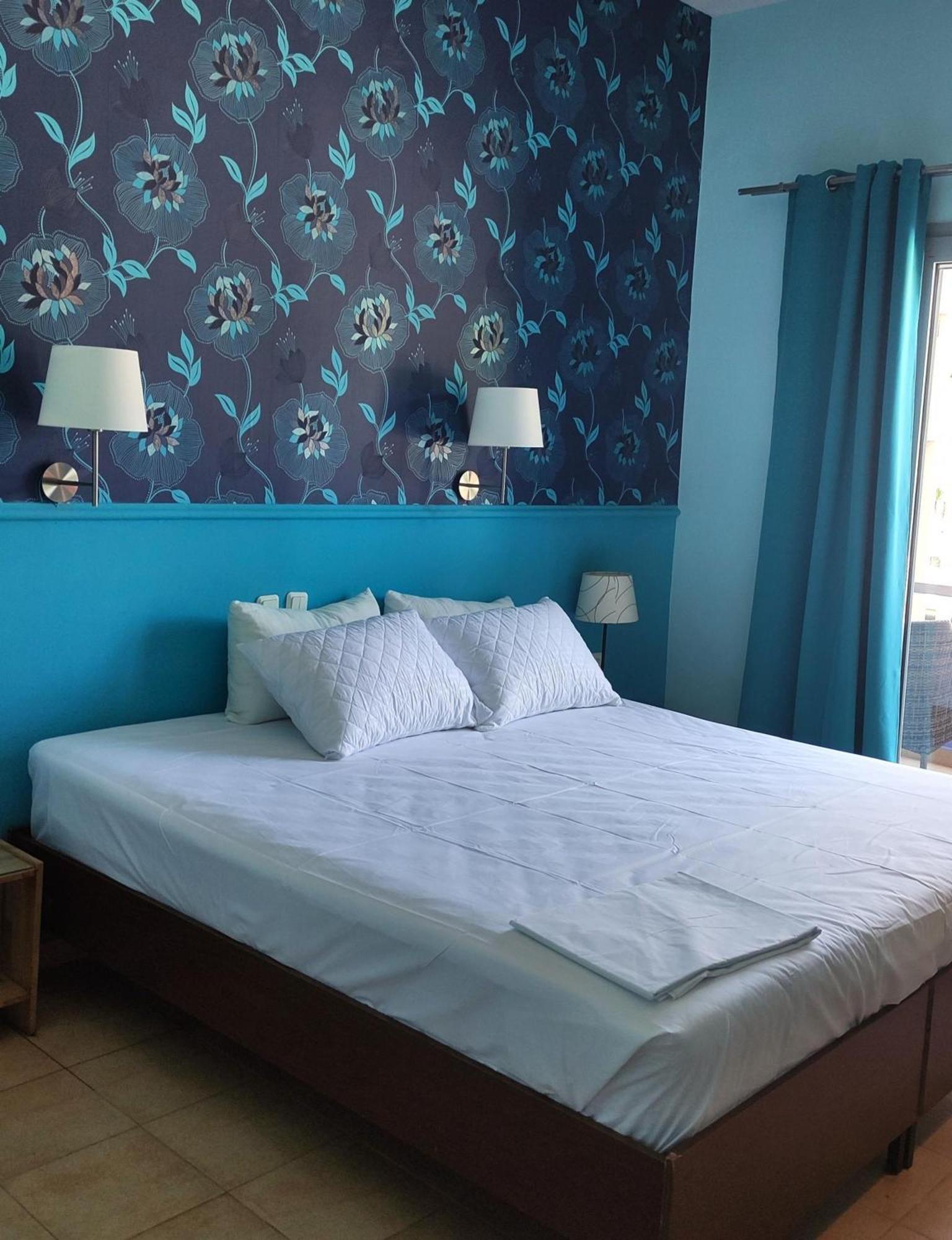 Okeania Seafront Rooms In Kamena Vourla Exterior photo