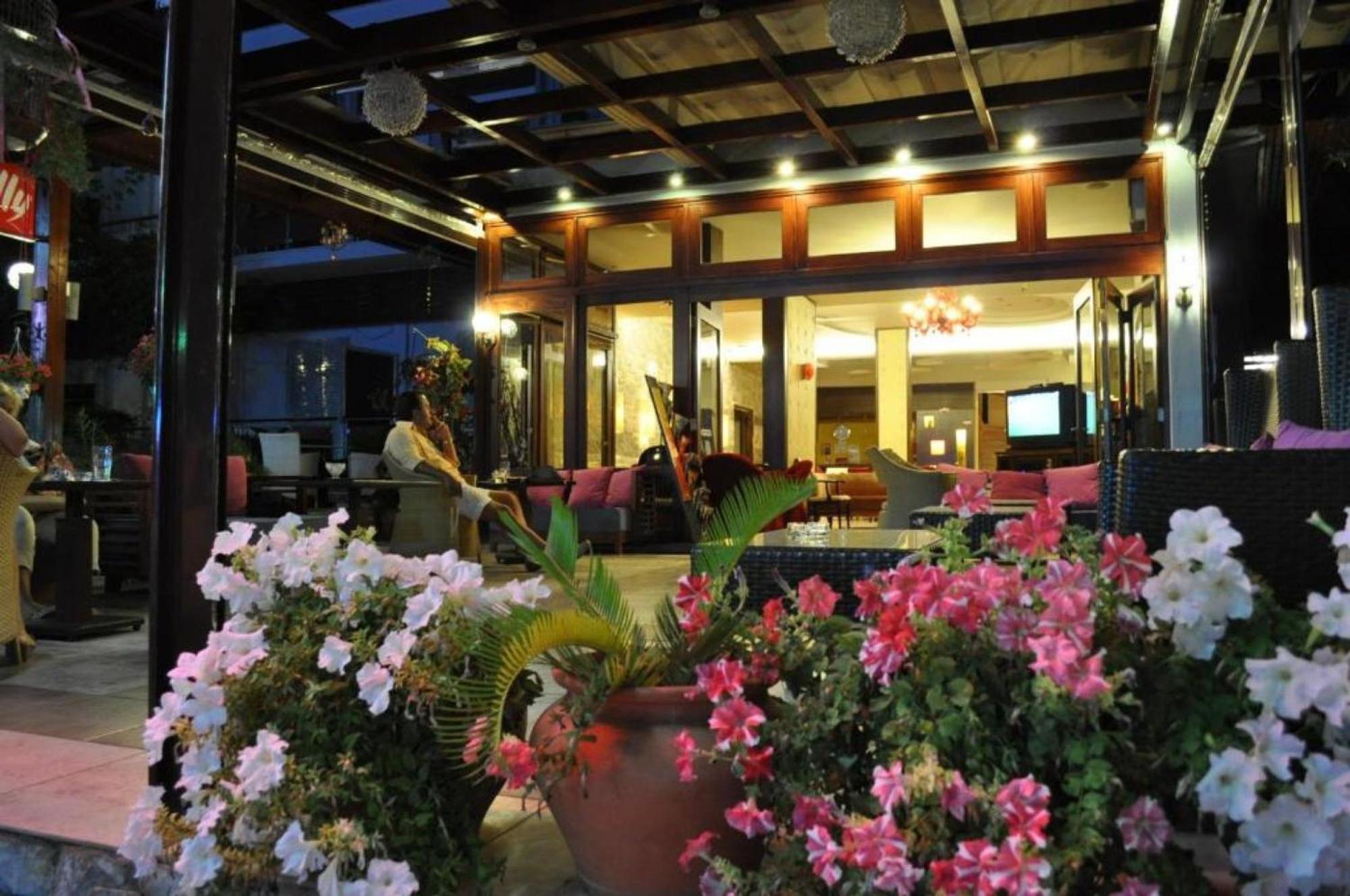 Okeania Seafront Rooms In Kamena Vourla Exterior photo