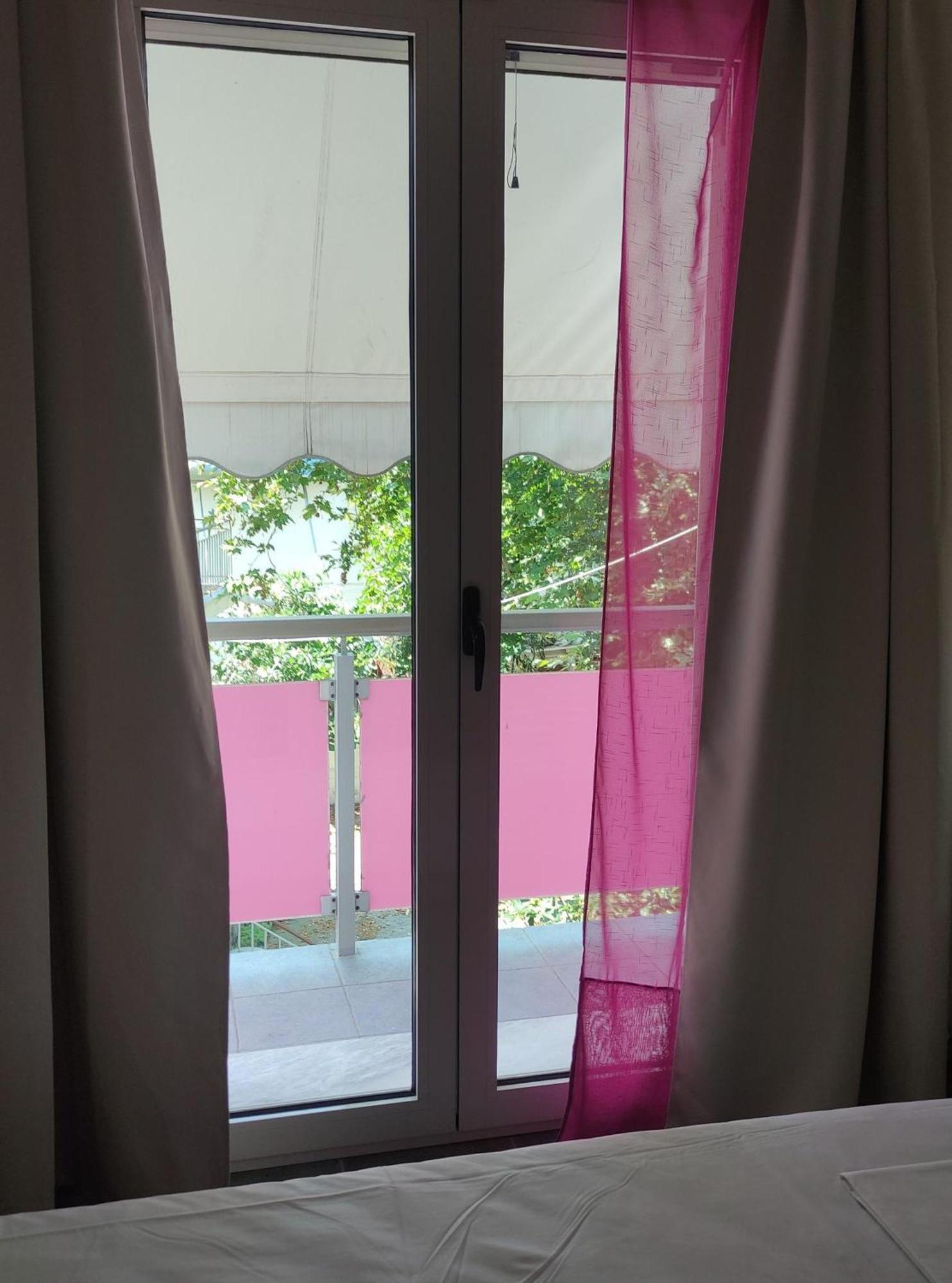 Okeania Seafront Rooms In Kamena Vourla Exterior photo
