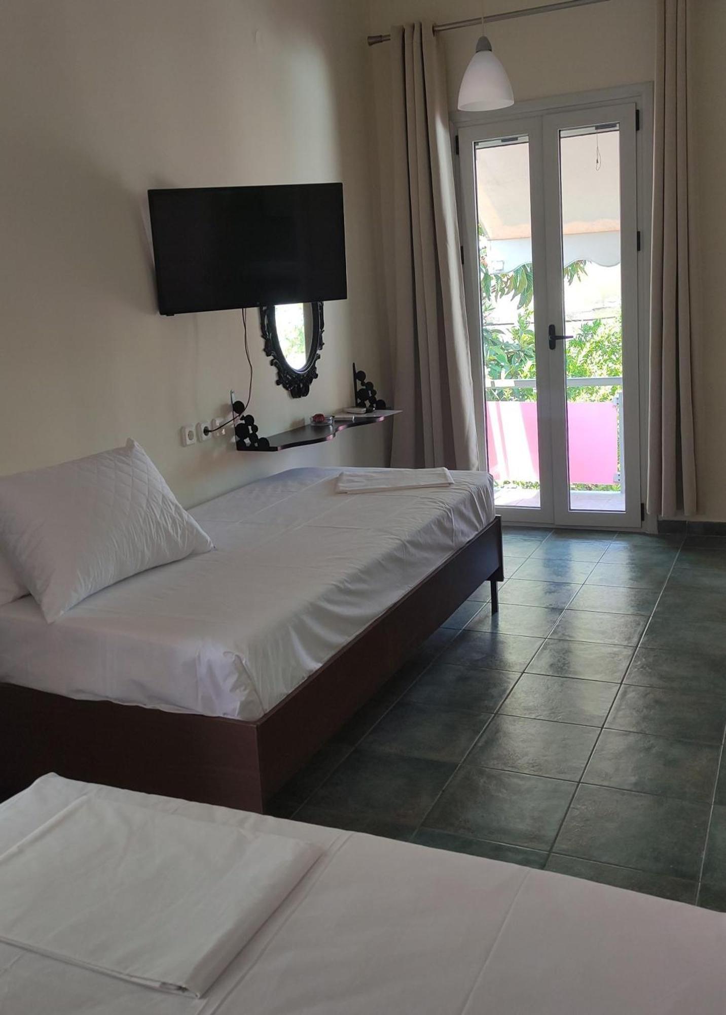 Okeania Seafront Rooms In Kamena Vourla Exterior photo